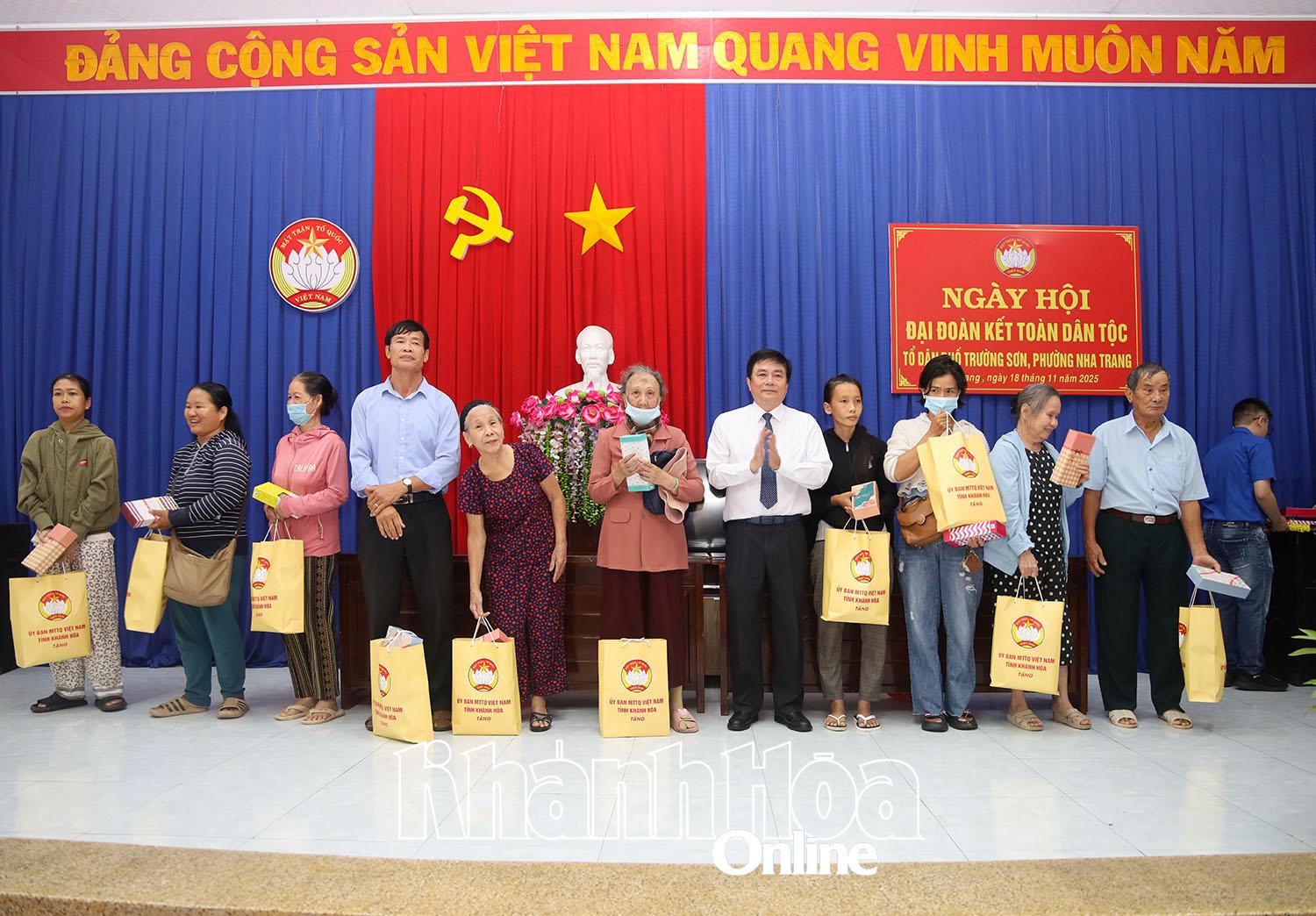 Phó Chủ tịch HĐND tỉnh Lữ Thanh Hải trao quà cho các gia đình, cá nhân.