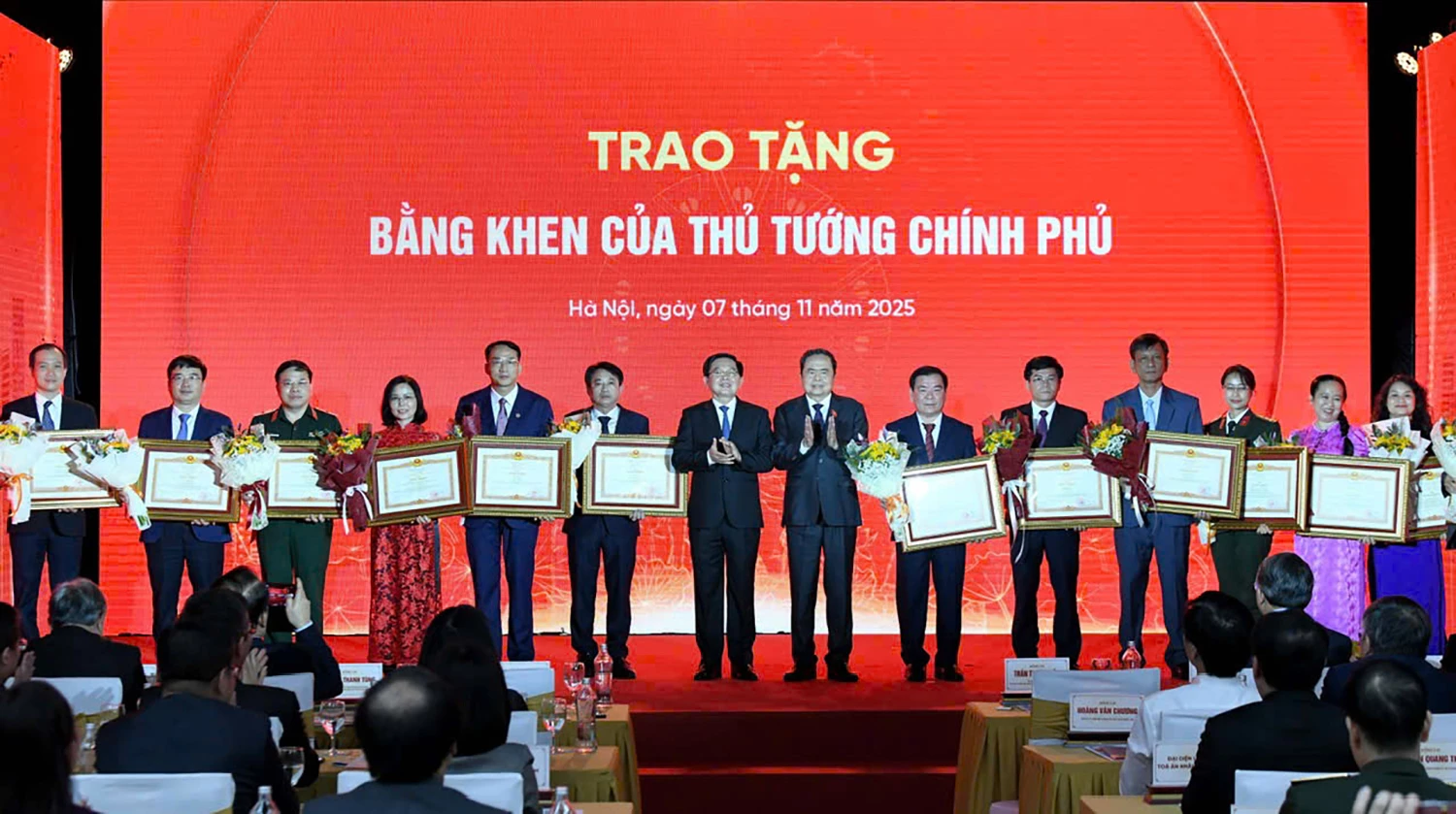 Chủ tịch Quốc hội Trần Thanh Mẫn trao bằng khen cho lãnh đạo Sở Tư pháp Khánh Hòa (thứ 6 từ phải qua) và các tập thể, cá nhân.  
