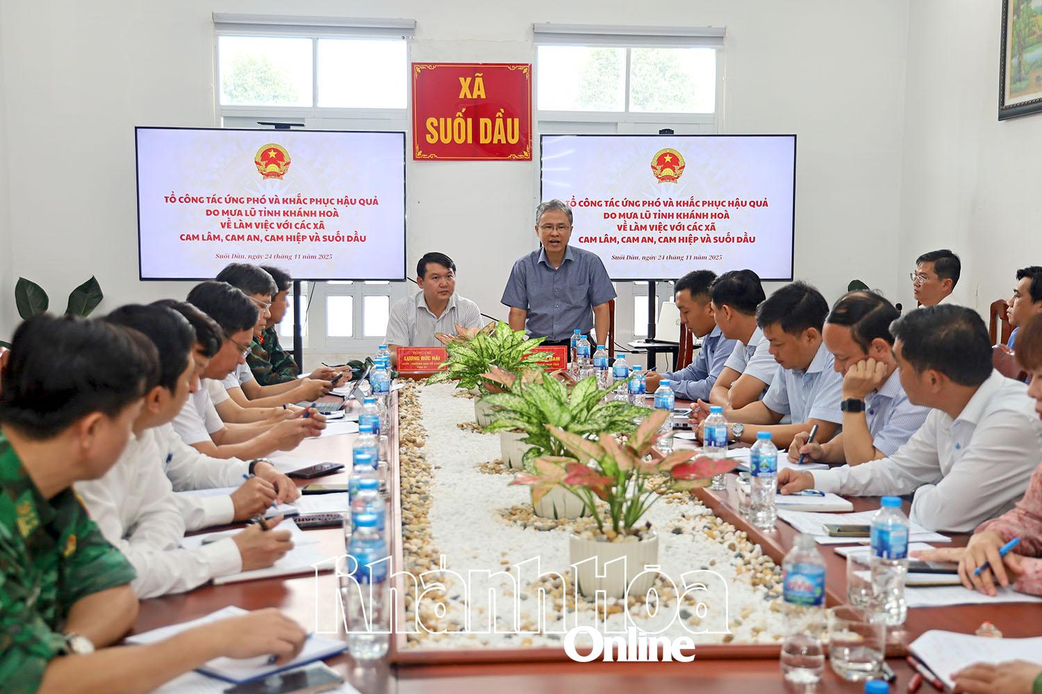 Đồng chí Trần Hòa Nam phát biểu tại buổi làm việc với 4 xã tại xã Suối Dầu. 