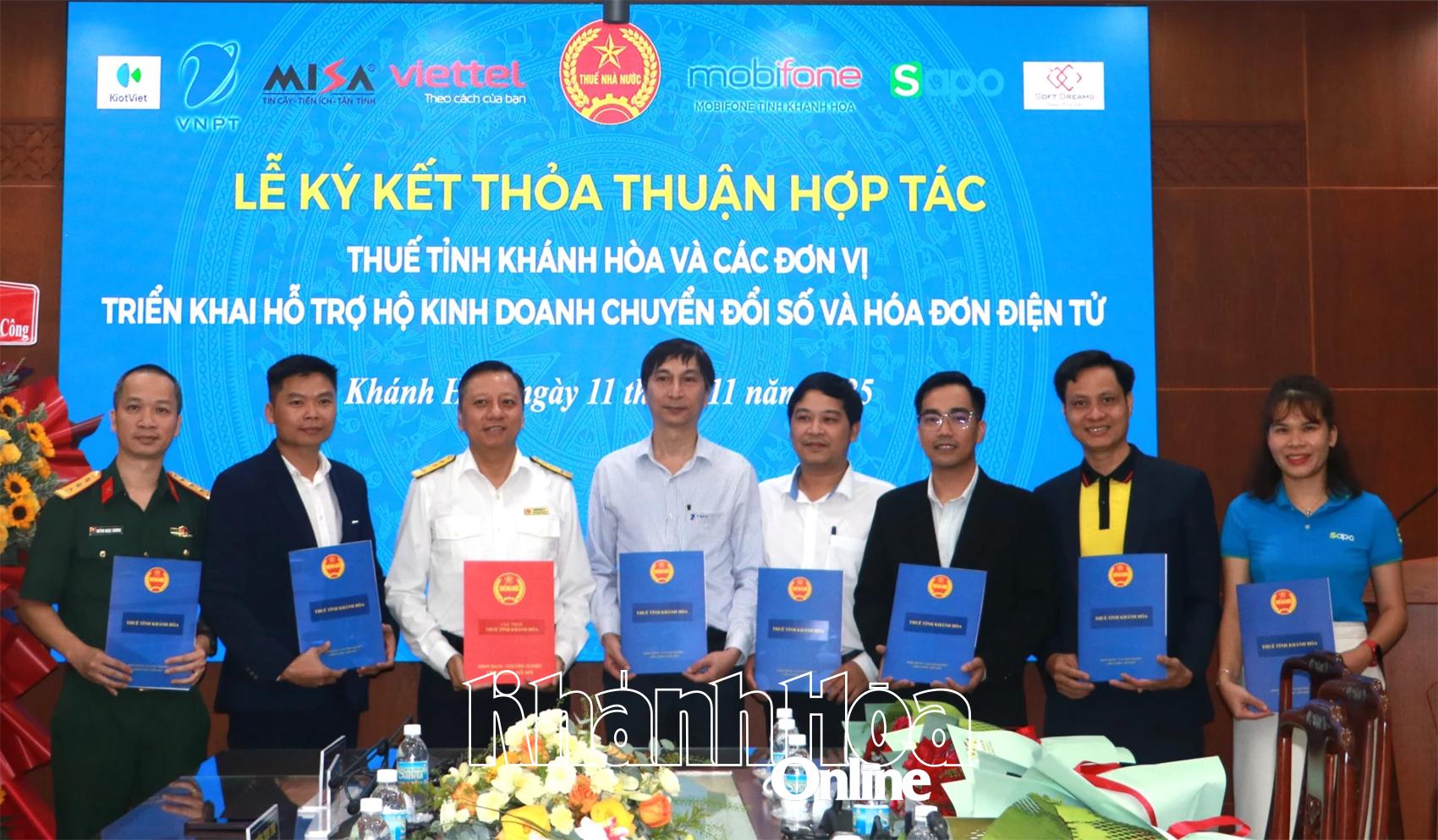 Đại diện Thuế tỉnh Khánh Hòa (thứ 3 từ trái sang) và các đơn vị ký kết thỏa thuận hợp tác.