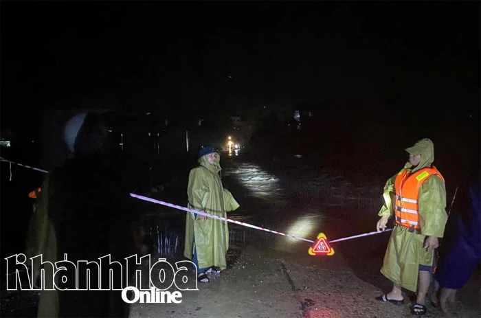 Xã Tây Khánh Sơn cảnh báo người dân không đi qua các cầu tràn do nước lớn, ngập sâu