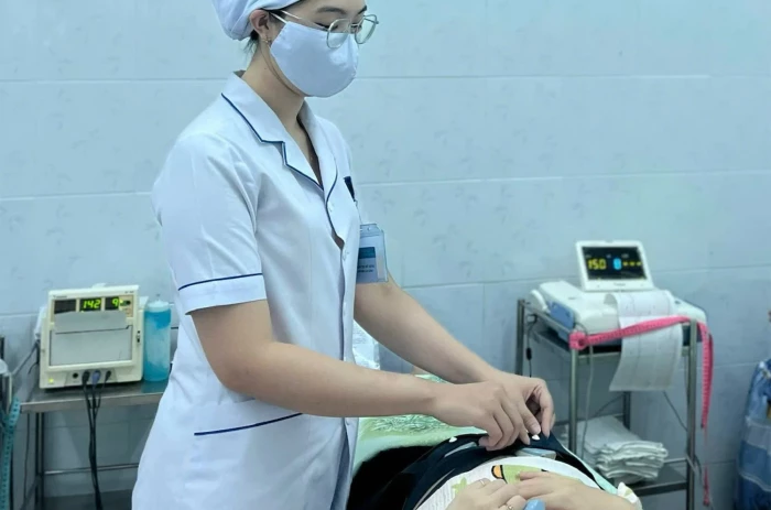 Khám thai, phát vitamin miễn phí cho phụ nữ mang thai vùng lũ lụt