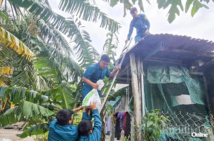Xã Vạn Thắng: Giúp người dân chằng chống nhà cửa trước bão