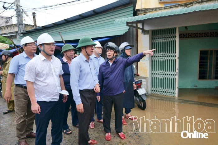 Phó Chủ tịch Thường trực UBND tỉnh Nguyễn Long Biên kiểm tra các điểm ngập lụt khu vực phía nam tỉnh Khánh Hòa