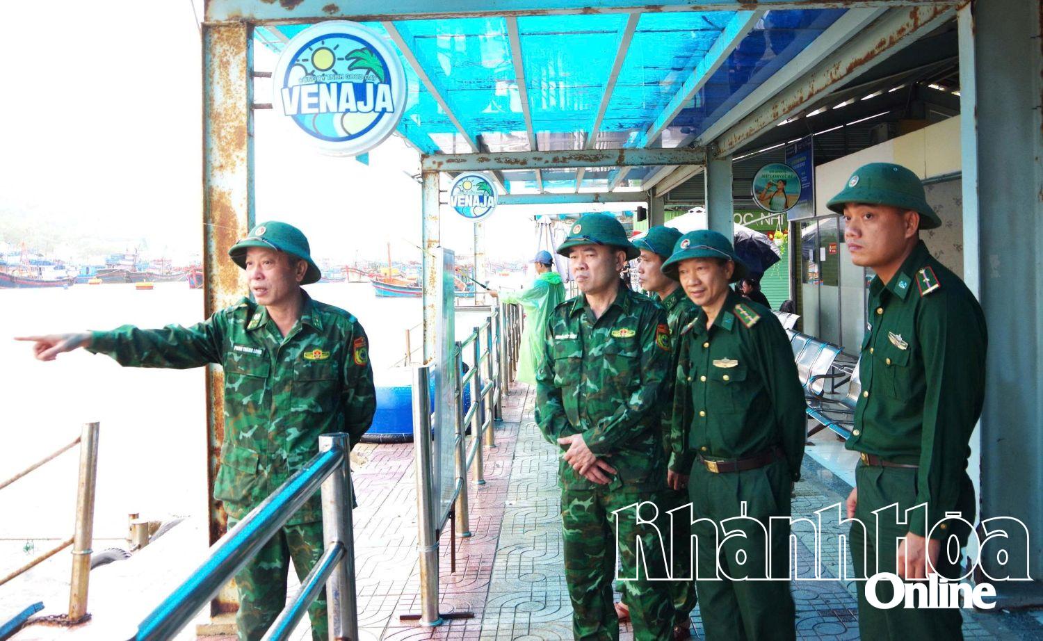 Đại tá Phan Thăng Long kiểm tra công tác phòng, chống bão số 13 tại Cảng cá Cửa Bé.