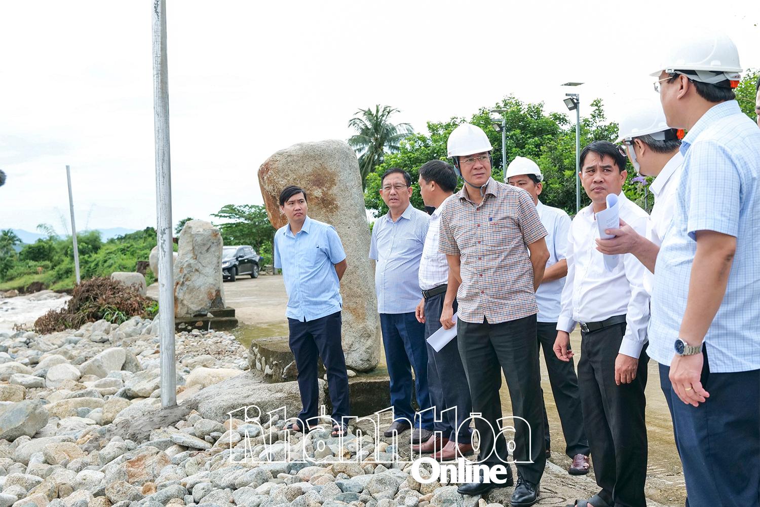 Đồng chí Nguyễn Long Biên kiểm tra khu vực dễ ngập lụt, sạt lở suối Gia Chiêu, 
thôn Tầm Ngân (xã Lâm Sơn).
