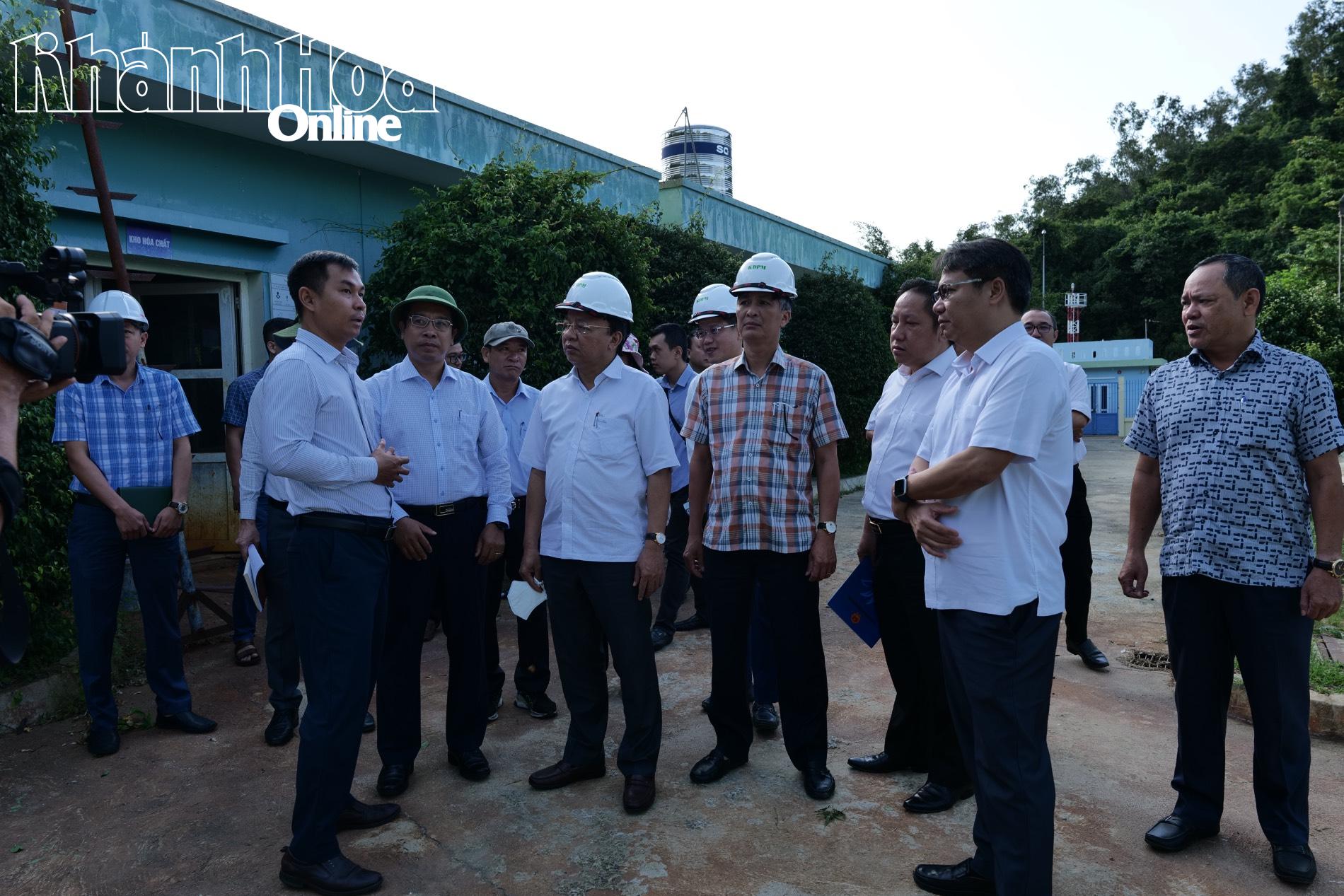 Đồng chí Lê Huyền và đoàn công tác kiểm tra tại Trạm xử lý nước rỉ rác Lương Hòa.