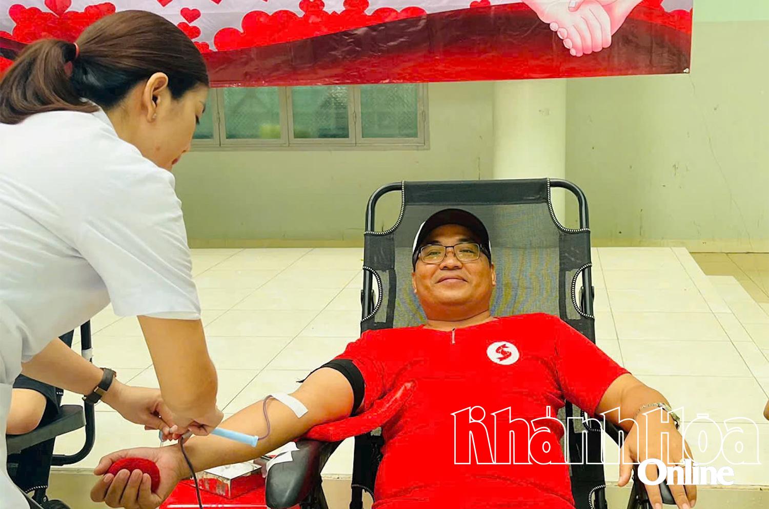 Người dân phường Ninh Hòa tham gia hiến máu tình nguyện tại ngày hội.
