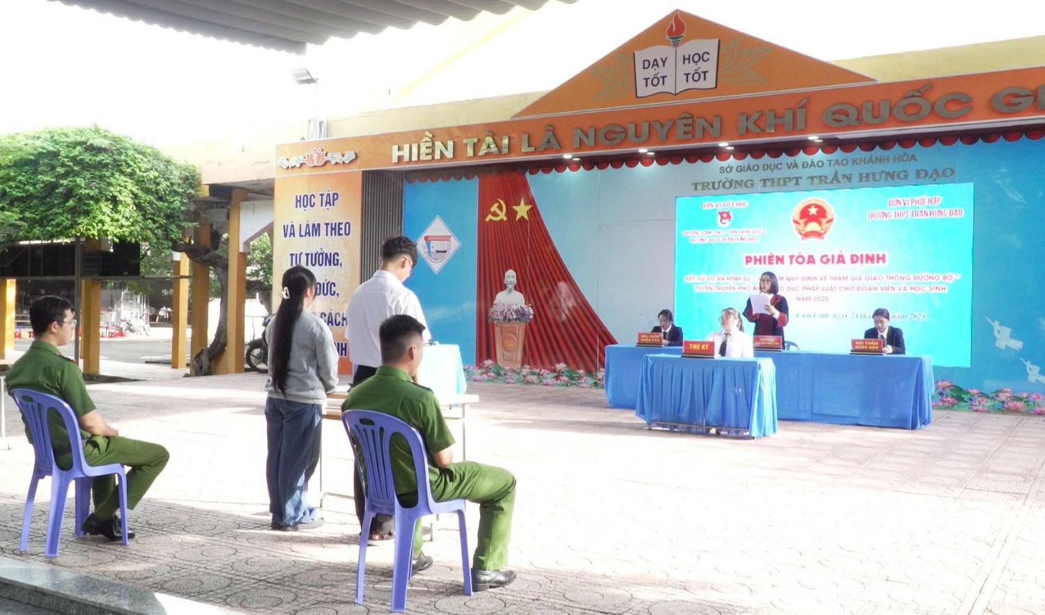 Quang cảnh phiên tòa xét xử giả định tái hiện vụ án “Vi phạm quy định về tham gia giao thông đường bộ” tại Trường THPT Trần Hưng Đạo.