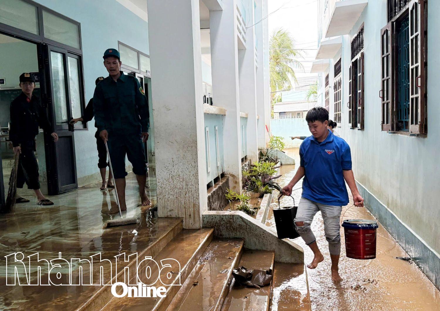 Các lực lượng chức năng hỗ trợ Trường Tiểu học Phước Khánh (xã Ninh Phước) tổng dọn vệ sinh sau ngập lụt.
