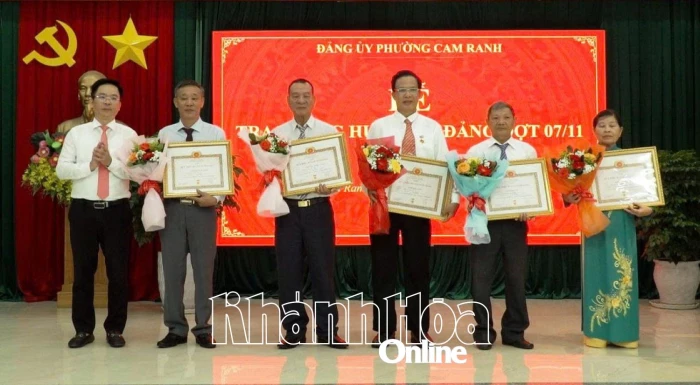 Đảng ủy phường Cam Ranh trao Huy hiệu Đảng cho 15 đảng viên