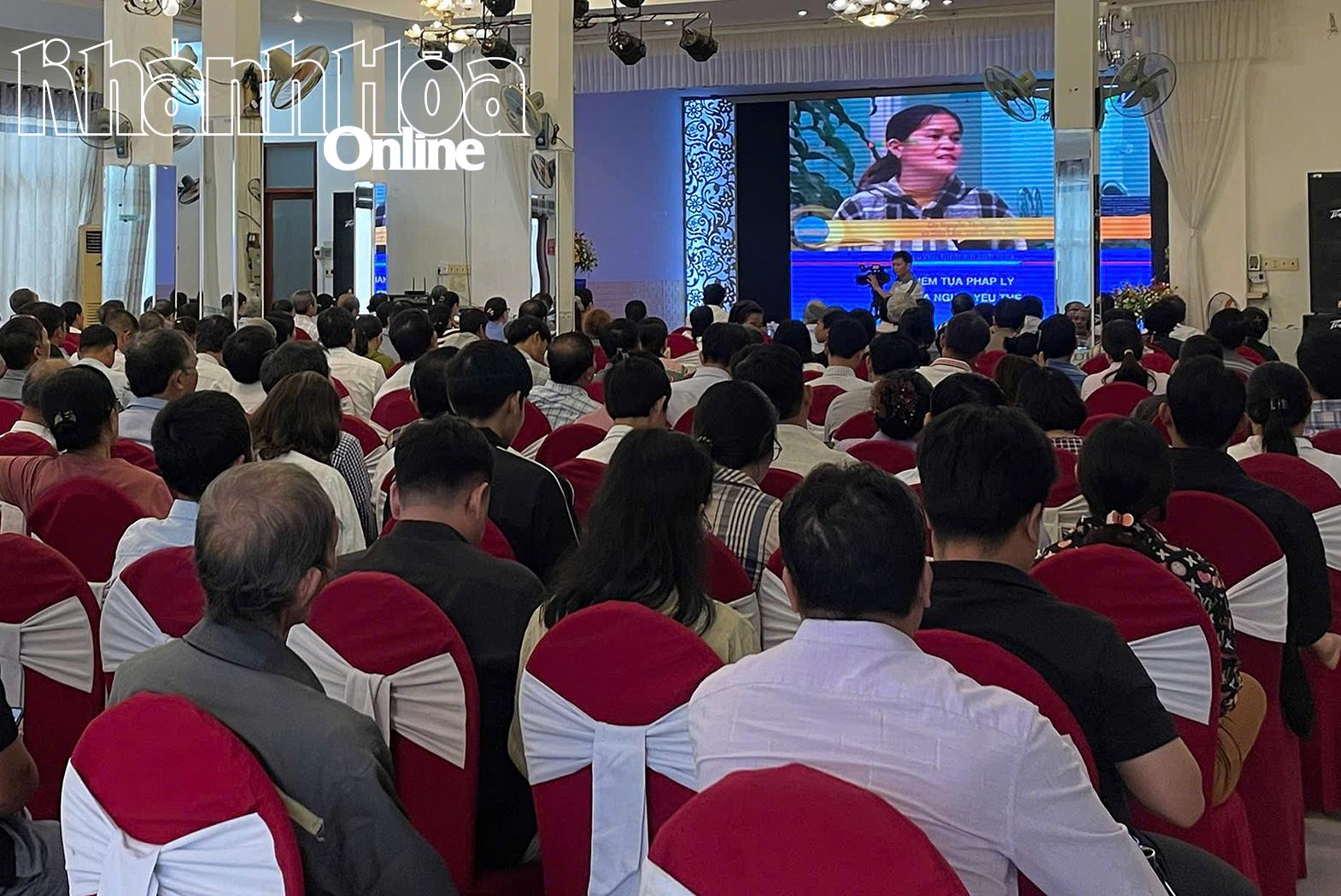 Báo cáo viên tuyên truyền về Luật Người khuyết tật năm 2010. 