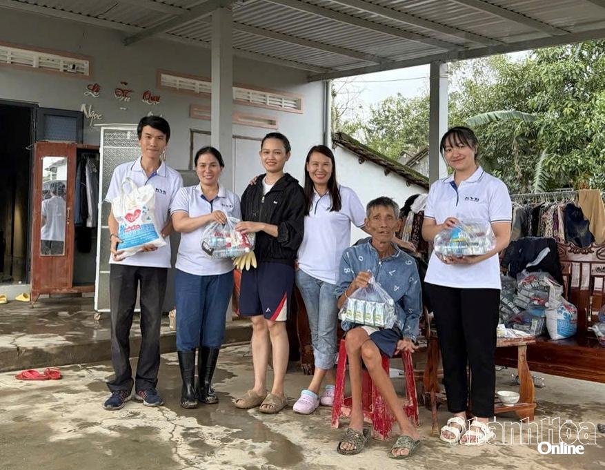 Đại diện Công ty Khánh Vĩnh Group tặng quà cho người dân vùng lũ Phú Yên.