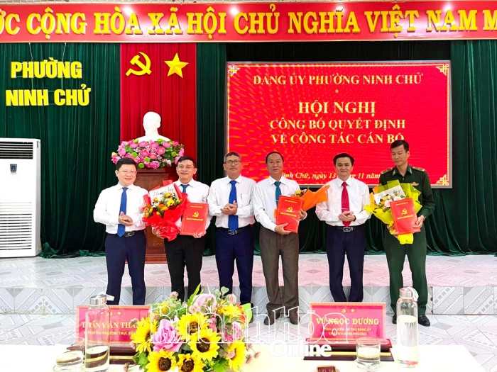 Đảng ủy phường Ninh Chử công bố các quyết định về công tác cán bộ