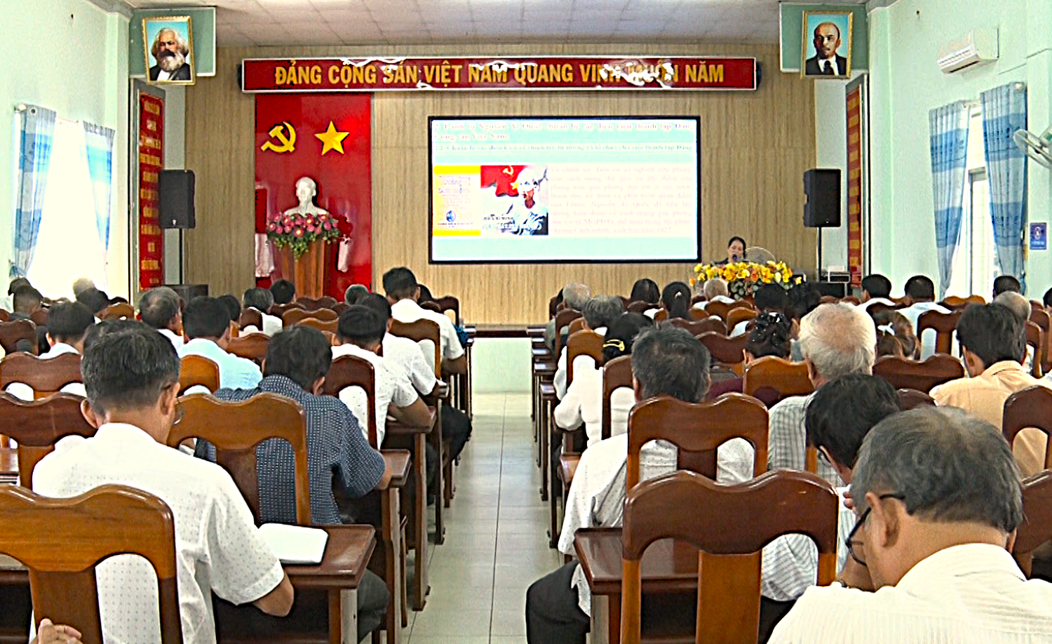 Quang cảnh lớp bồi dưỡng.