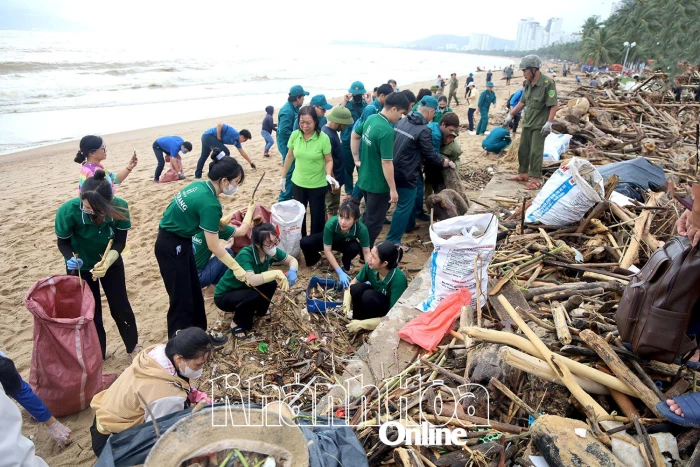 Phường Nha Trang dọn rác làm sạch bãi biển sau mưa lụt