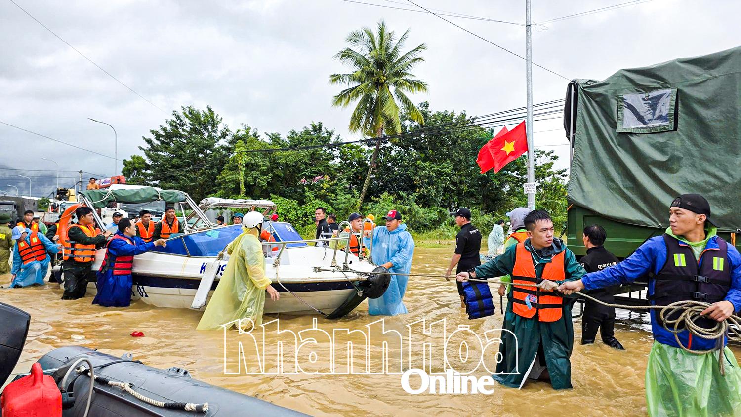 Rất nhiều ca nô của các đơn vị du lịch được huy động để giúp dân.
