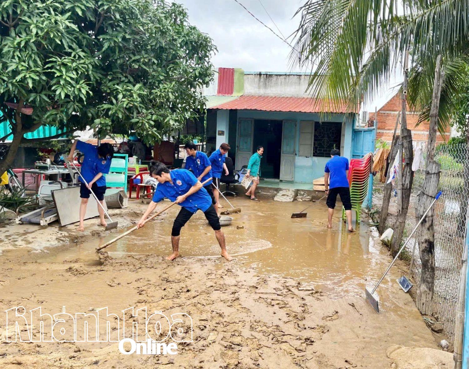Sinh viên Trường Cao đẳng Công nghệ - Năng lượng Khánh Hòa giúp người dân dọn nhà sau mưa lụt.