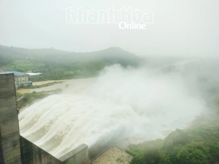 Mưa lớn kéo dài, nhiều hồ chứa phía nam tỉnh Khánh Hòa đầy nước