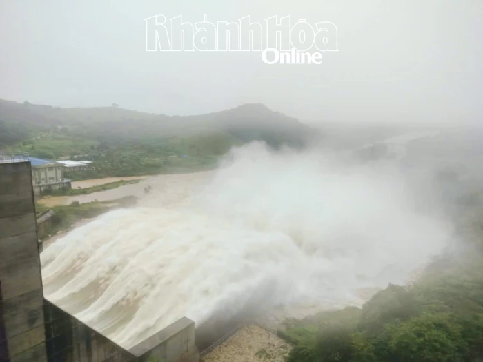 Hồ Sông Cái mở 5 cửa van, qua tràn gần 1.400 m³/s
