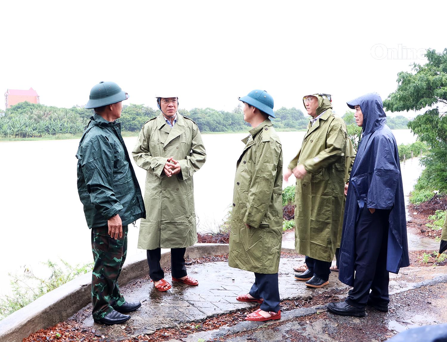 Phó Chủ tịch Thường trực UBND tỉnh Nguyễn Long Biên kiểm tra công tác tác phòng, chống bão tại sông Dinh đoạn qua cầu Đạo Long 1 (phường Phan Rang).
