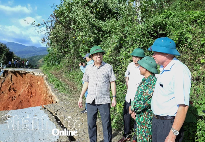 Bí thư Tỉnh ủy Nghiêm Xuân Thành kiểm tra công tác khắc phục thiệt hại mưa lũ tại xã Khánh Sơn