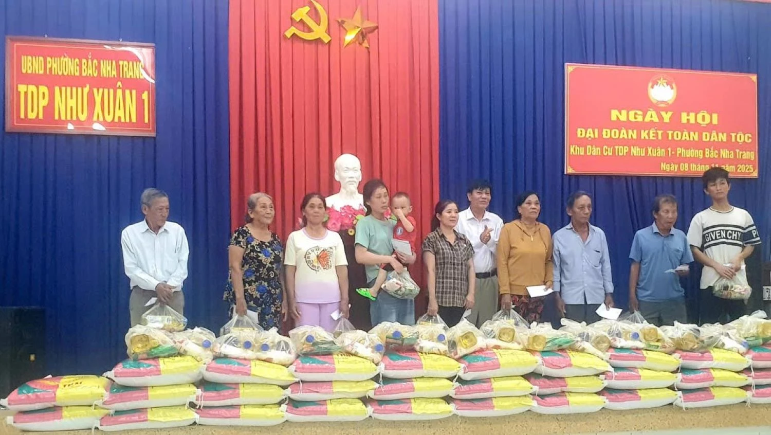 Tặng quà cho hộ cận nghèo, khó khăn Tổ dân phố Như Xuân 1.