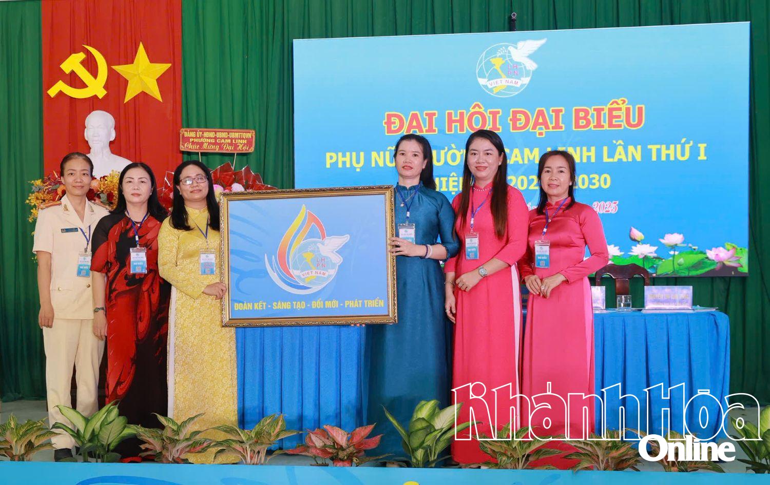 Lãnh đạo Hội Liên hiệp Phụ nữ tỉnh  tặng bức tranh chúc mừng đại hội.