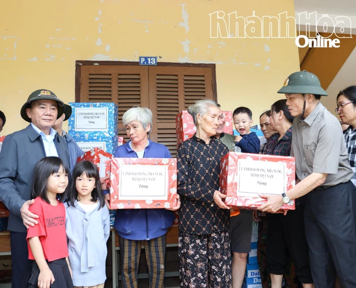 Đồng chí Trần Cẩm Tú - Ủy viên Bộ Chính trị, Thường trực Ban Bí thư thăm, động viên người dân vùng lũ Khánh Hòa