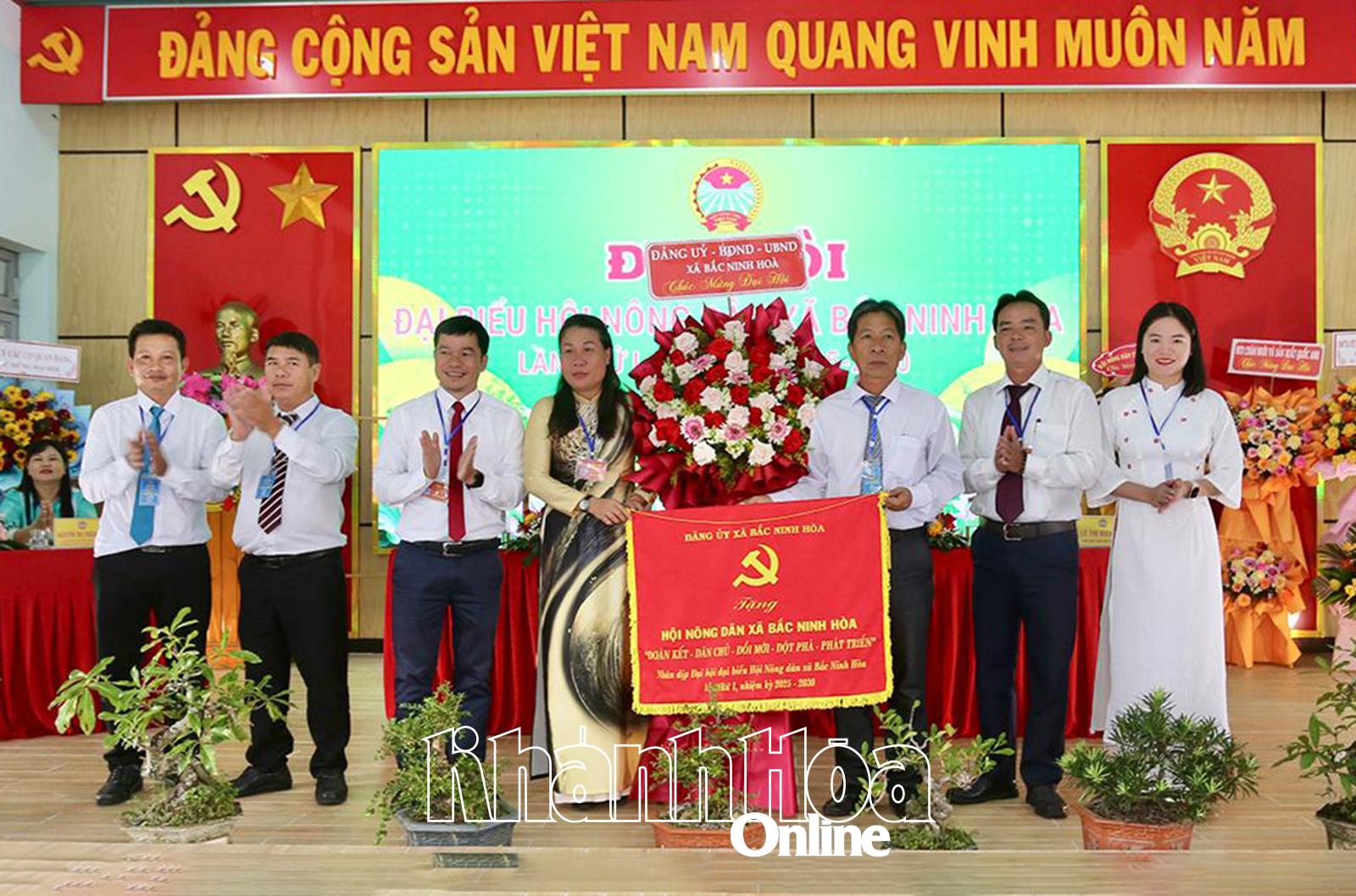 Lãnh đạo Đảng ủy, UBND xã Bắc Ninh Hòa tặng hoa và bức trướng chúc mừng đại hội.