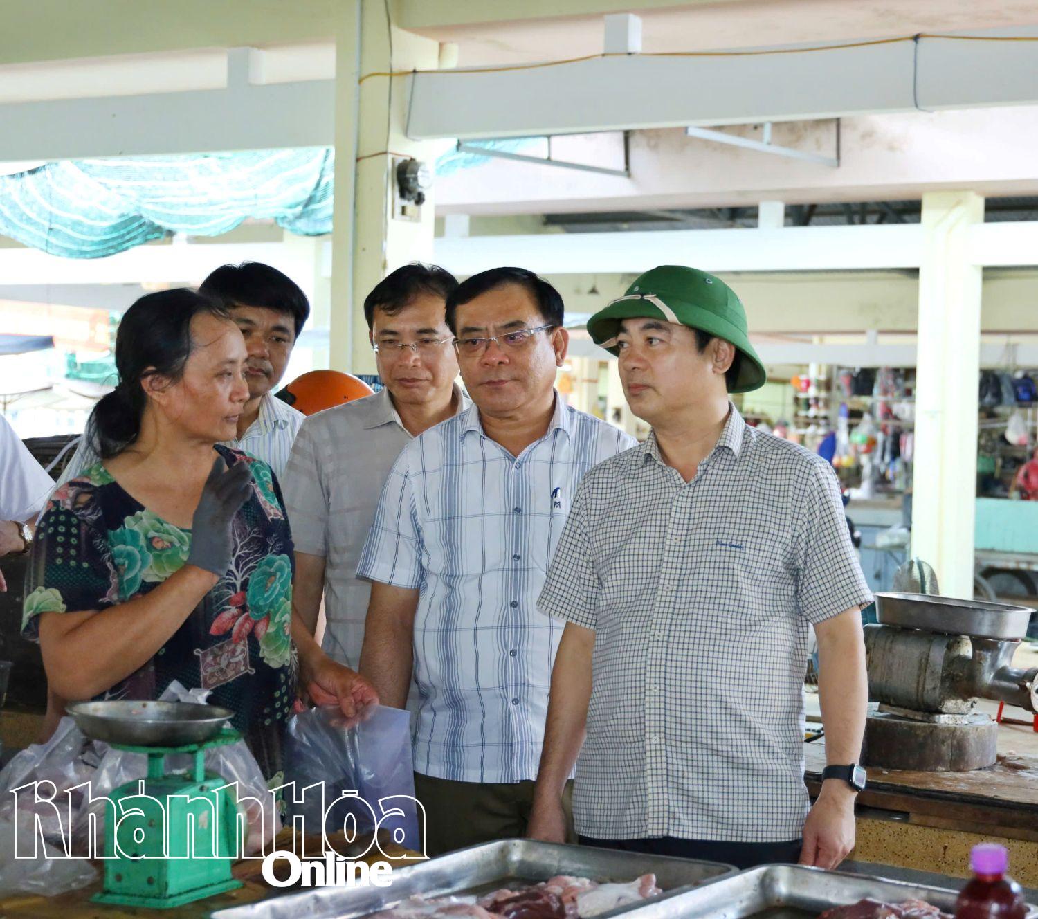 Đồng chí Bí thư Tỉnh ủy thăm hỏi, động viên tiểu thương chợ Khánh Vĩnh