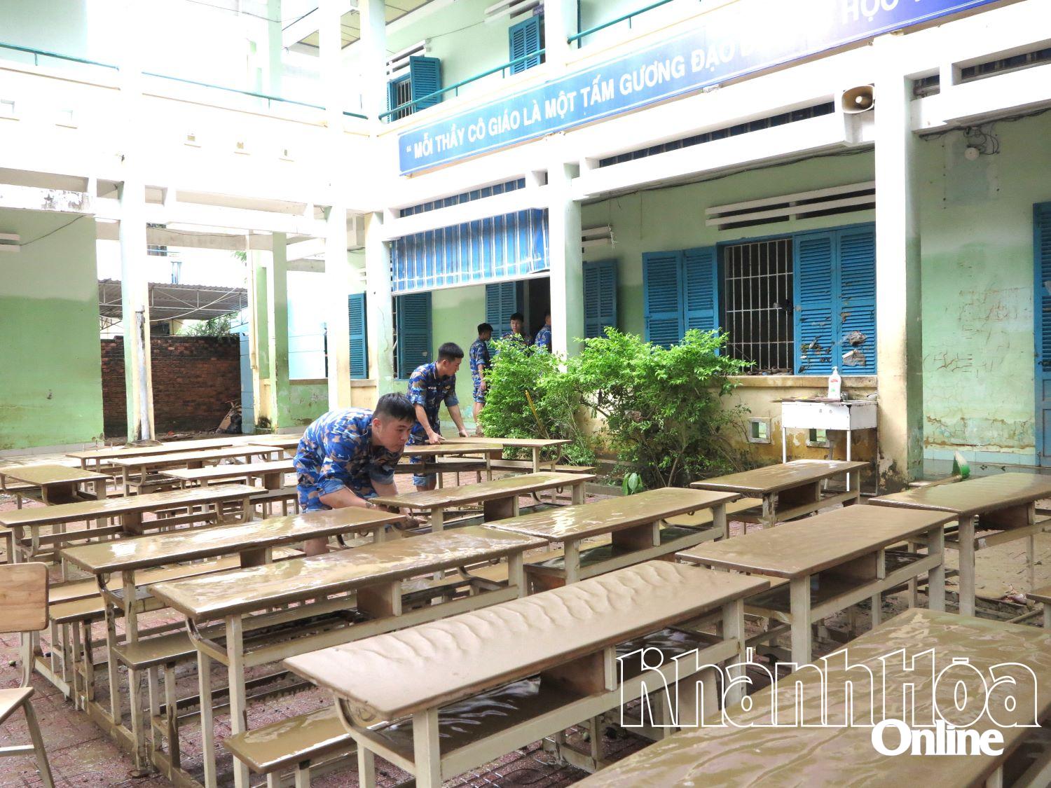 Cán bộ, chiến sĩ Học viện Hải Quân hỗ trợ dọn dẹp, vệ sinh Trường THCS Lương Thế Vinh (phường Tây Nha Trang) sau mưa lũ. 