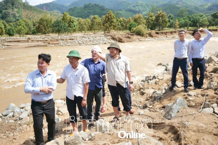 Phó Chủ tịch UBND tỉnh Trịnh Minh Hoàng kiểm tra khu vực bị chia cắt tại xã Bác Ái Tây