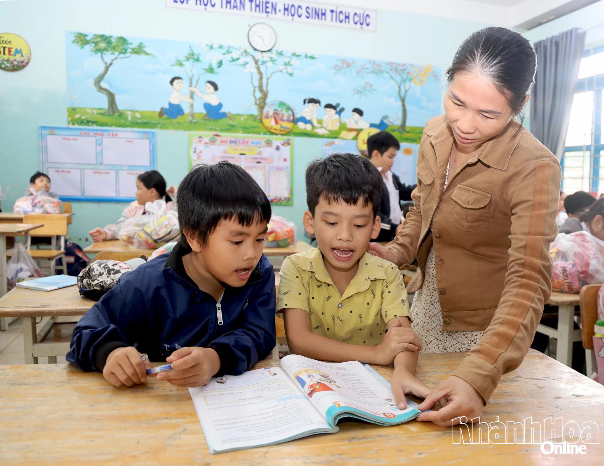 Thiếu sách giáo khoa nên học sinh vùng lũ phải học chung sách.
