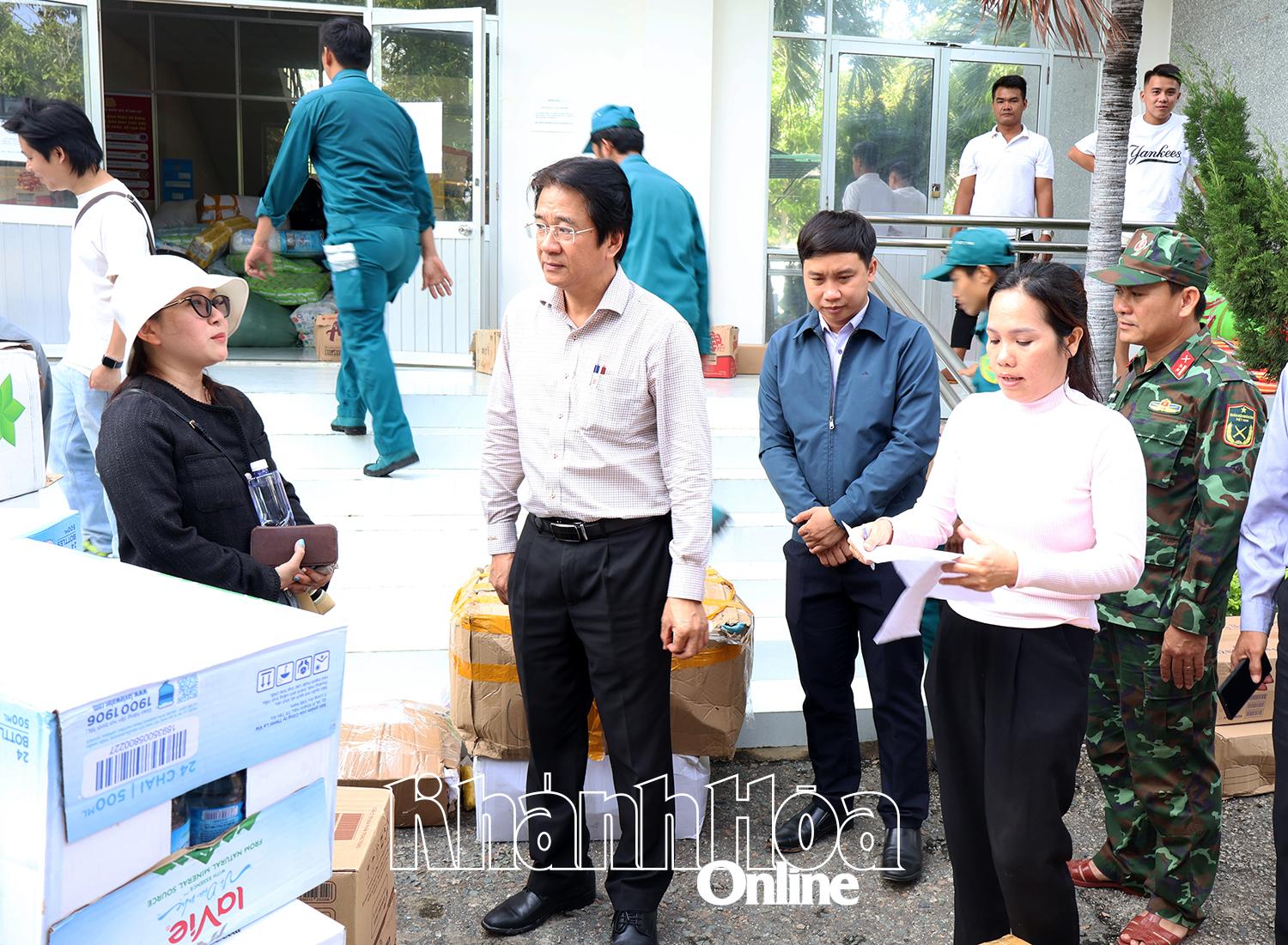 Phó Chủ tịch Thường trực UBND tỉnh Nguyễn Long Biên thăm hỏi, cảm ơn và động viên các lực lượng.