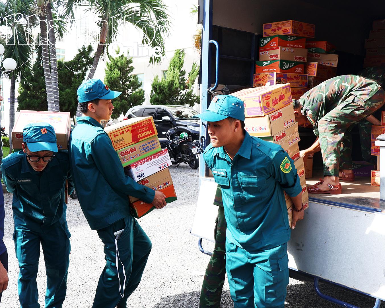 Các lực lượng bốc xếp nhu yếu phẩm lên xe để vận chuyển đến các địa phương.