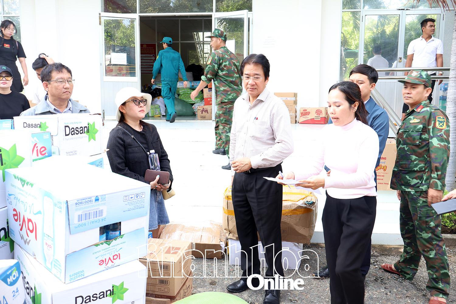 Phó Chủ tịch Thường trực UBND tỉnh Nguyễn Long Biên thăm hỏi, cảm ơn và động viên các lực lượng.