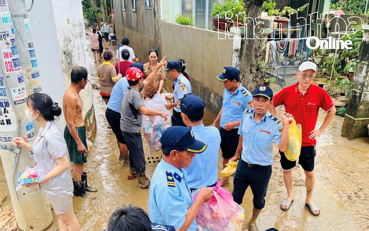 Tiếp tế thực phẩm cho người dân vùng lũ.