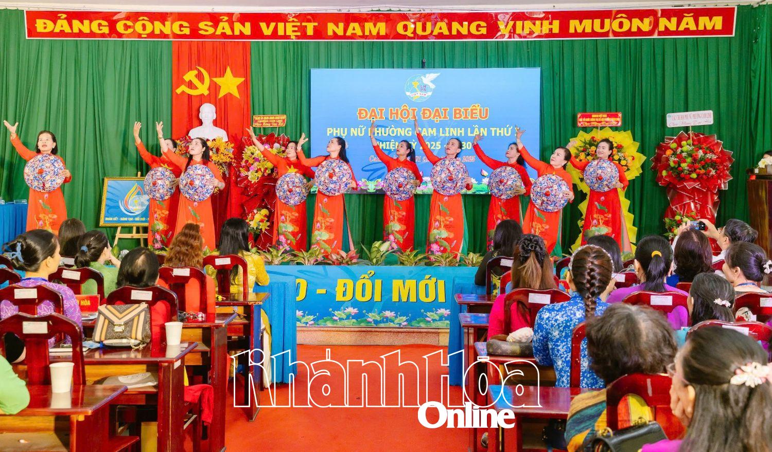 Tiết mục văn nghệ chào mừng đại hội.