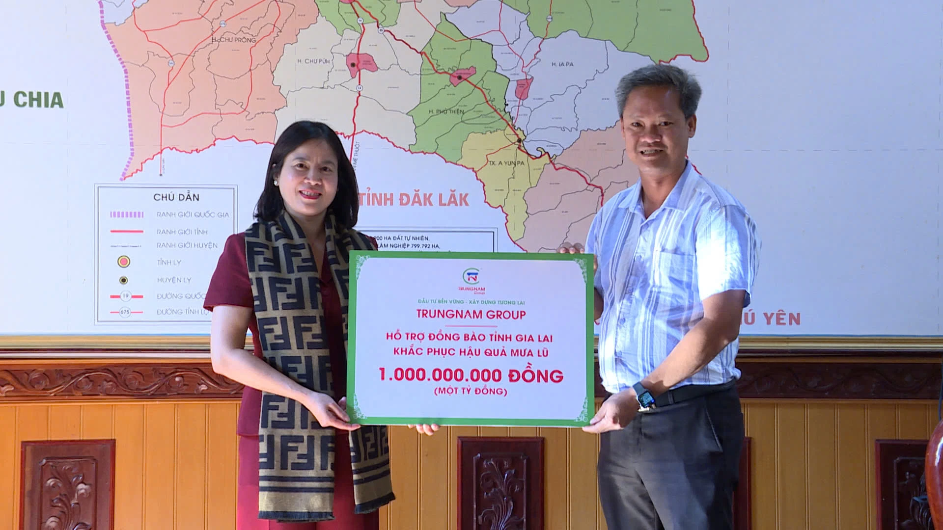 <span style="color:#2980b9;">Đại diện Tập đoàn Trung Nam và các Công ty thành viên trao tặng ủng hộ đồng bào bão lụt tỉnh Gia Lai.</span>