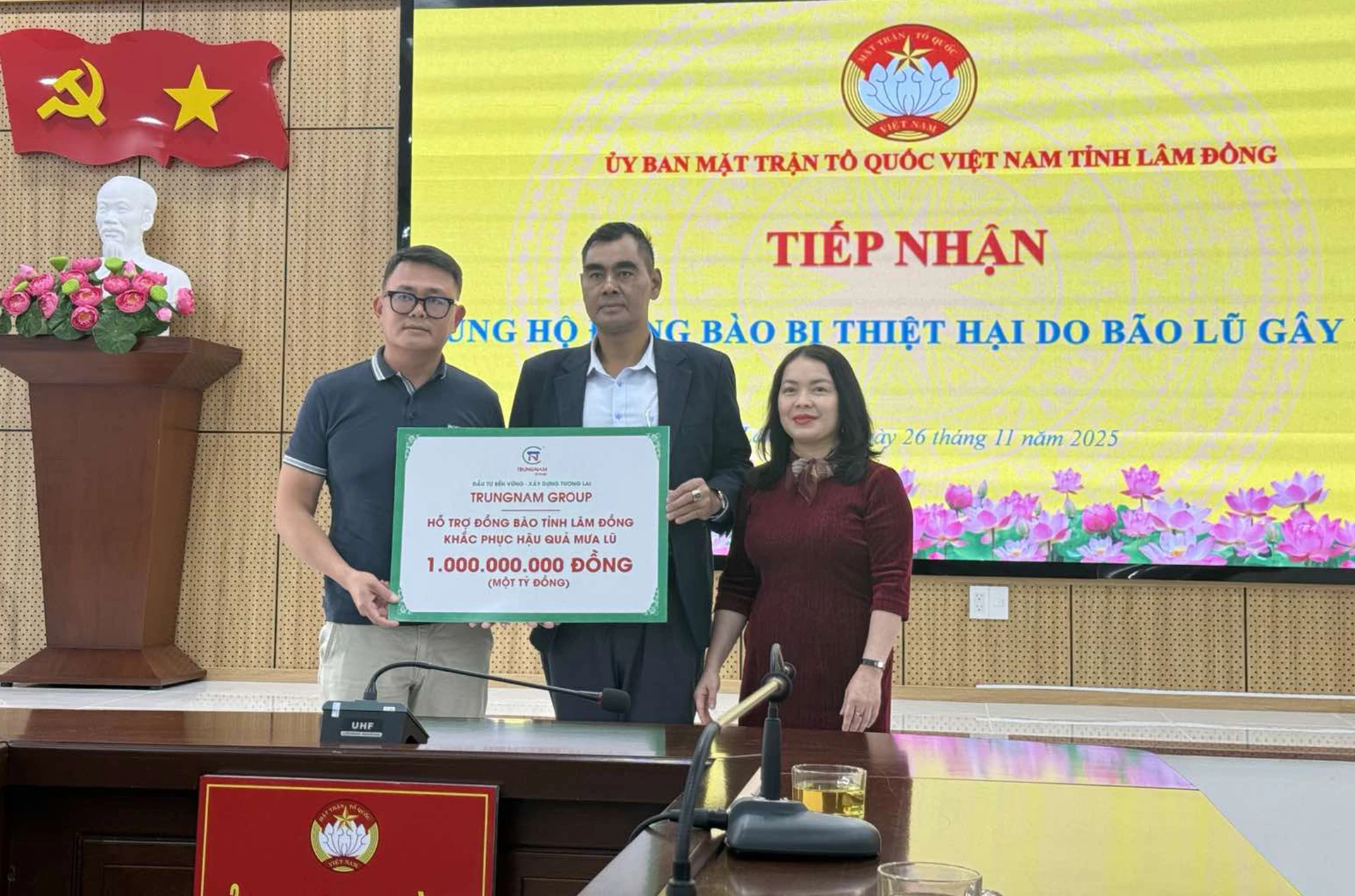 Đại diện Tập đoàn Trung Nam và các Công ty thành viên trao tặng ủng hộ đồng bào bão lụt tỉnh Lâm Đồng.

