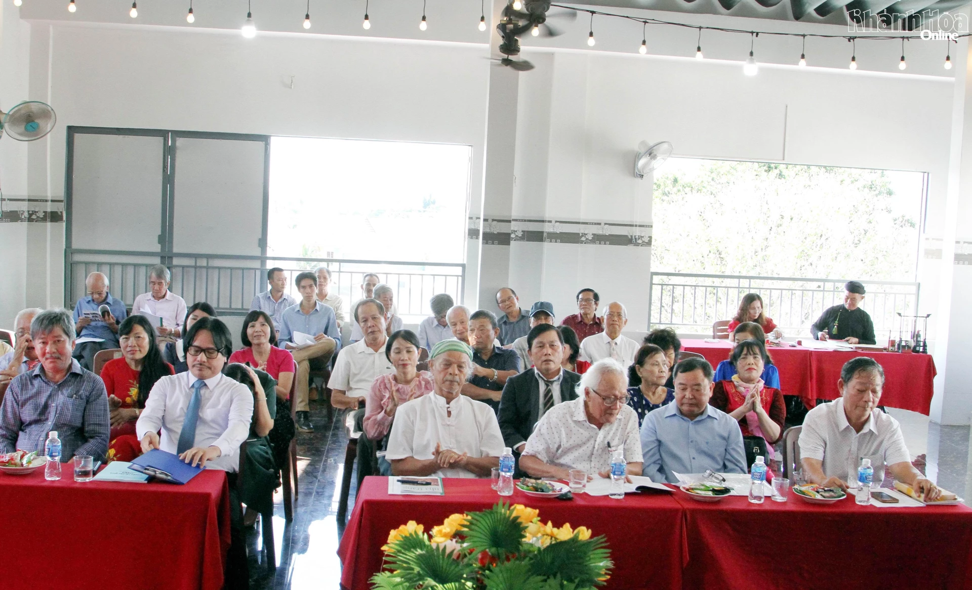 Cán bộ, hội viên Hội Văn học nghệ thuật tỉnh tham gia buổi tọa đàm.