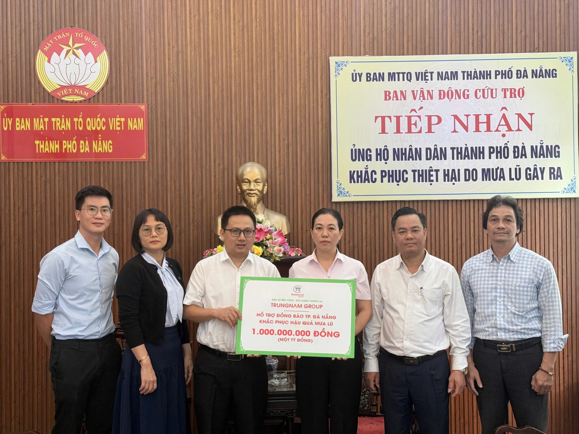 Đại diện Tập đoàn Trung Nam và các Công ty thành viên trao tặng ủng hộ đồng bào bão lụt TP. Đà Nẵng