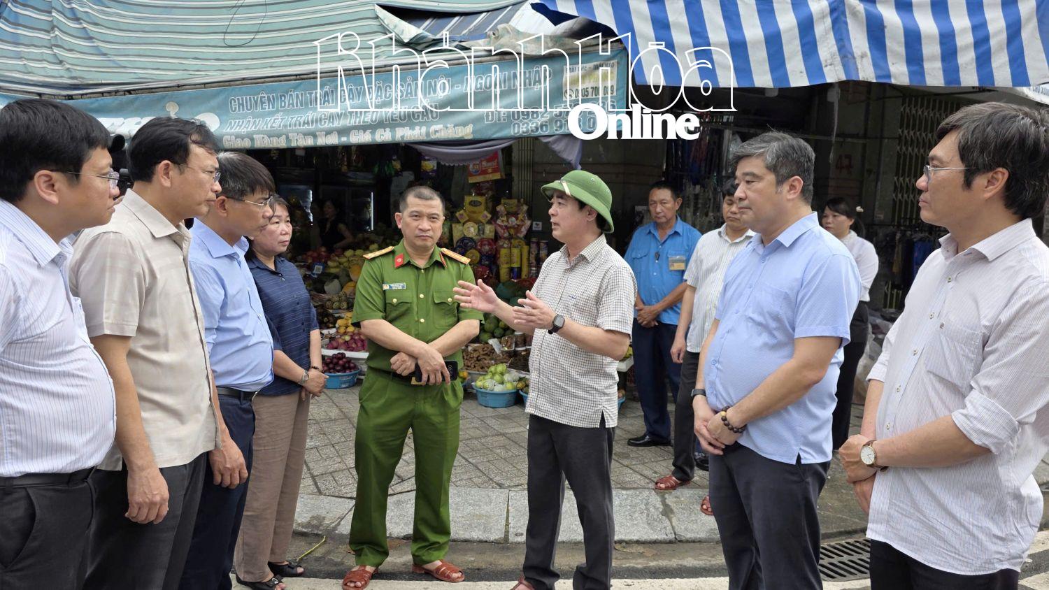 Đồng chí Bí thư Tỉnh ủy trao đổi với các sở, ngành địa phương về giải pháp bình ổn giá tại khu vực chợ Khánh Vĩnh.