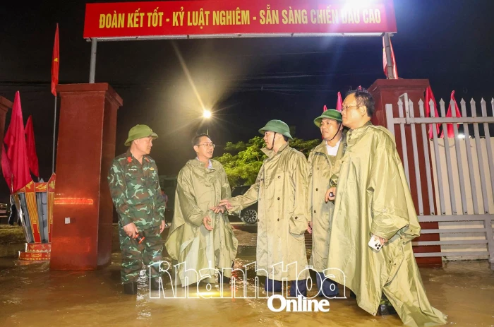 Bí thư Tỉnh ủy Nghiêm Xuân Thành kiểm tra, chỉ đạo công tác ứng phó ngập lụt tại xã Diên Điền