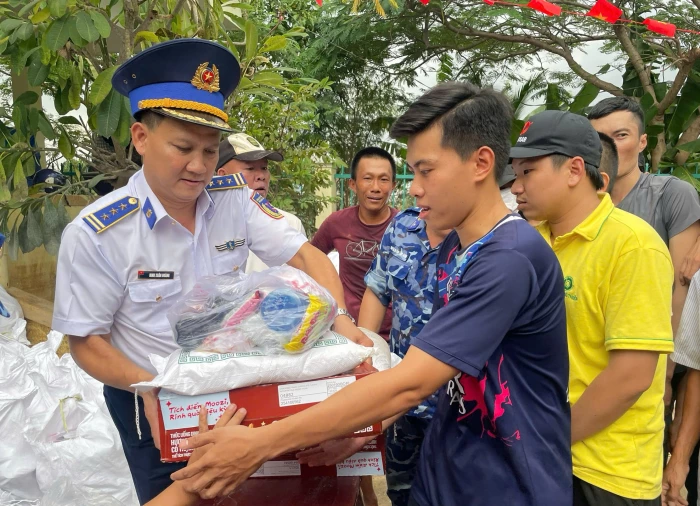 Phối hợp trao hàng nghìn suất quà hỗ trợ người dân vùng lũ