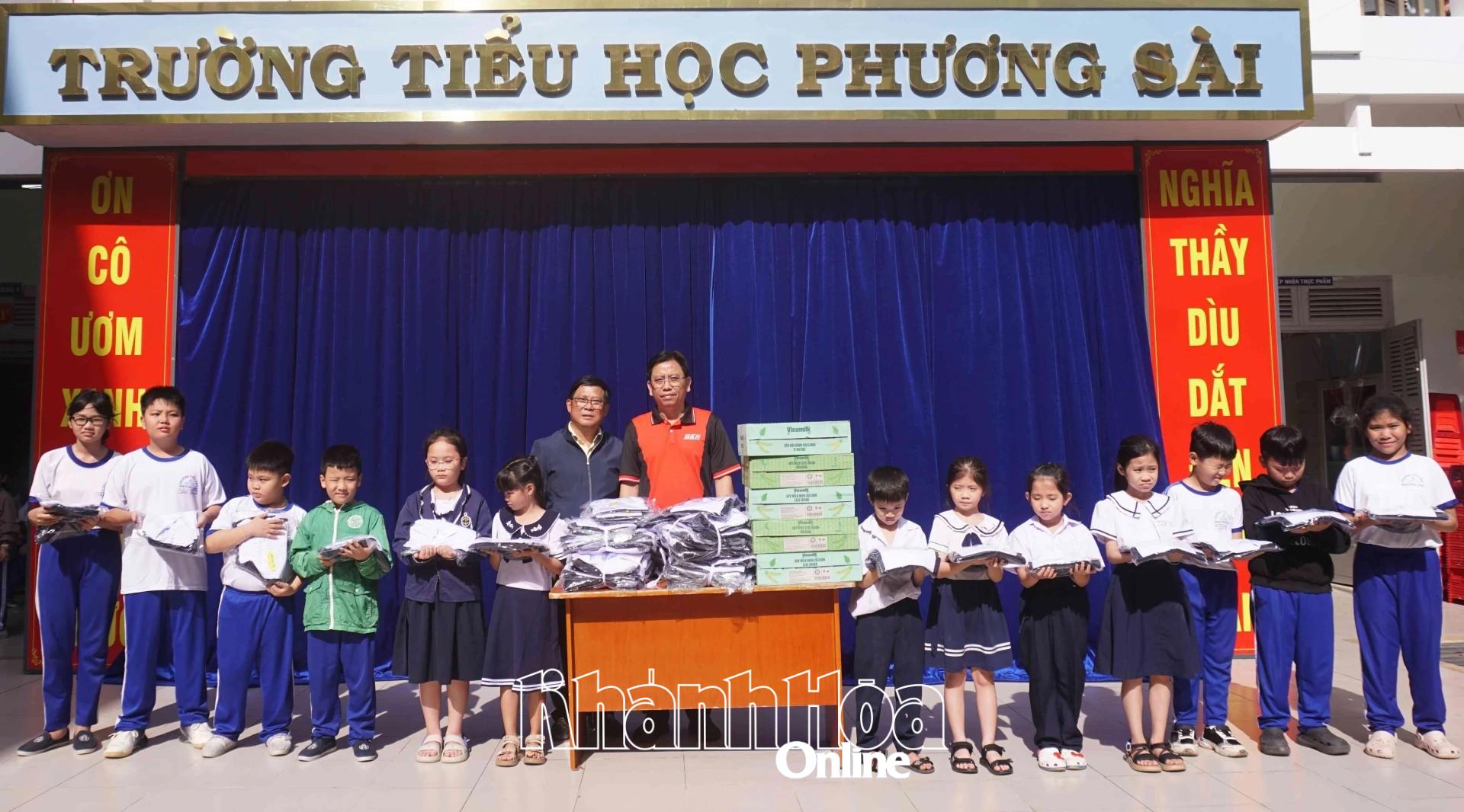 Lãnh đạo Báo và Phát thanh, Truyền hình Khánh Hòa trao quà hỗ trợ cho học sinh Trường Tiểu học Phương Sài.