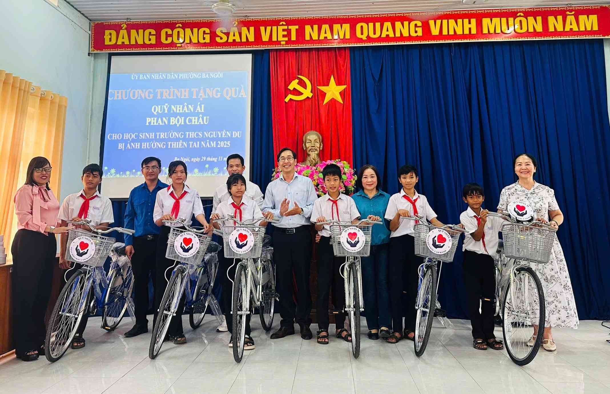 Lãnh đạo phường Ba Ngòi trao xe đạp cho các em học sinh bị thiệt hại do mưa lũ.