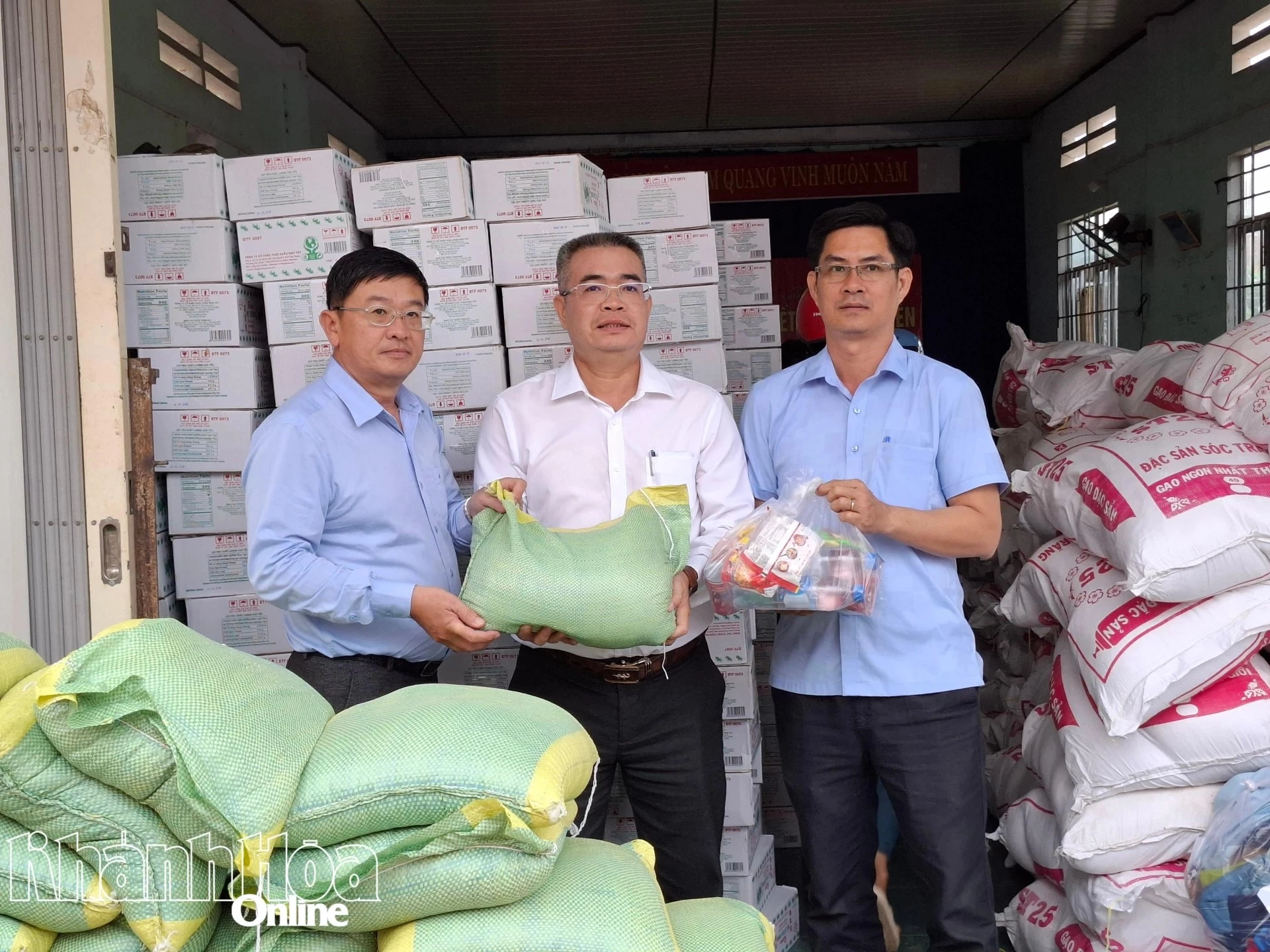 Ông Lê Hoàng Triều - Phó Giám đốc Thường trực Báo và Phát thanh, Truyền hình Khánh Hòa trao tượng trưng số gạo và quà hỗ trợ người dân xã Hòa Trí.