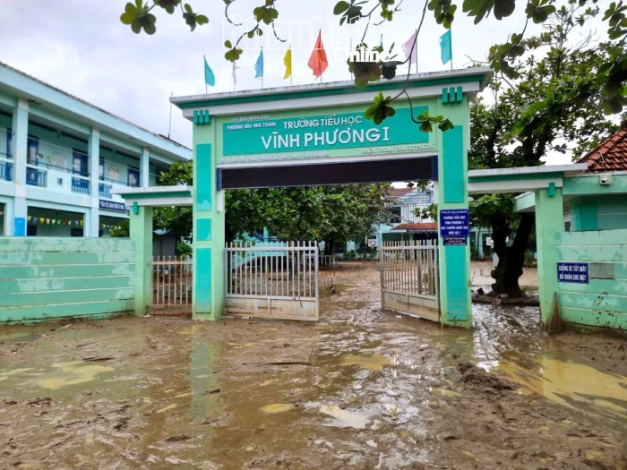  Hỗ trợ mỗi học sinh vùng bị ngập lụt 300.000 đồng mua đồng phục